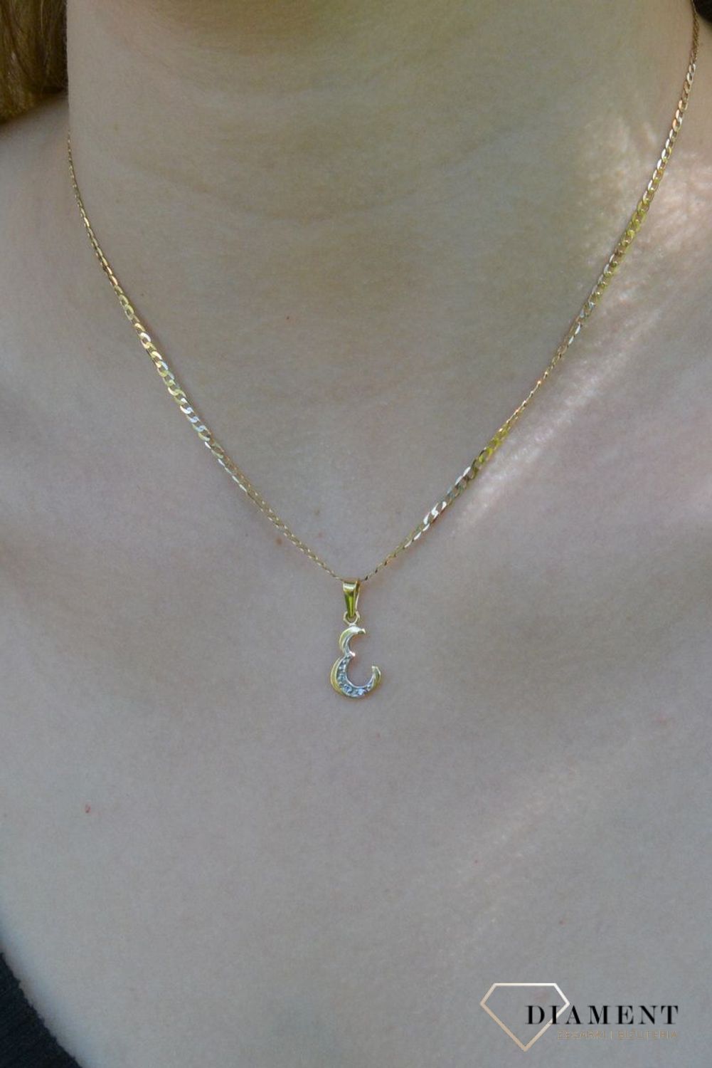 Złota zawieszka 585 literka E ozdobiona cyrkonią Z-98 E. Personalizowana zawieszka to doskonały pomysł na prezent dla każdej kobiety. Zawieszka z literą ze złota. Prezent na komunię dla dziewczynki..jpg